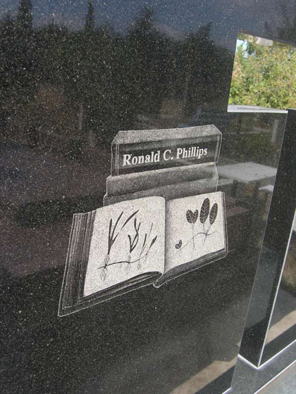 Кладбище КАЛЬФА, книга на оборотной стороне памятника на могиле Р.К.Филлипса, фото Анны Косовой