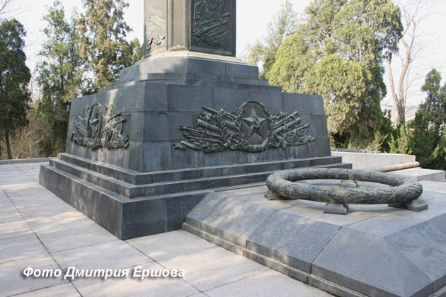 Русское мемориальное кладбище в Порт-Артуре, Монумент советским воинам, фото Дмитрия Ершова