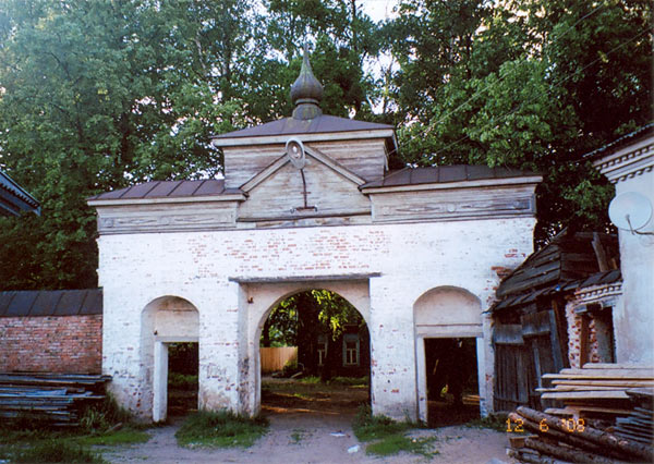 Южные ворота монастырской стены