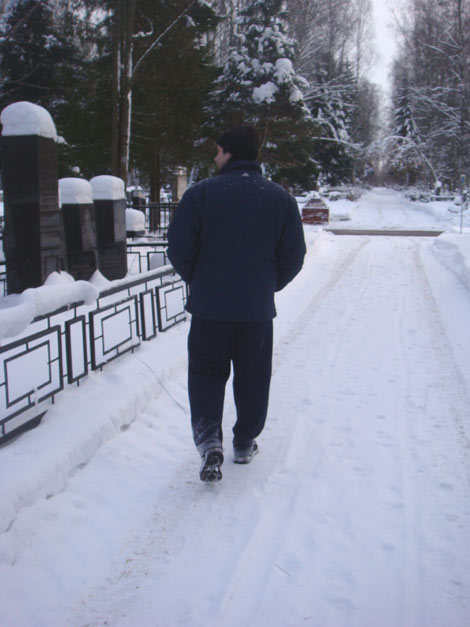 Денис Шабалин на Химкинское кладбище, 15.1.11, фото Лидии Нарцевой