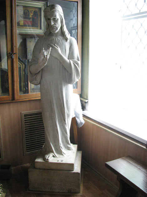 Статуя Христа на месте захоронения Ермоловых в церкви