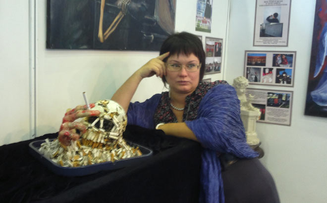 Лена Черданцева и череп из окурков
