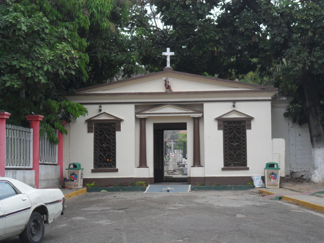 Вход на муниципальное кладбище города Сан-Хуан-де-лос-Моррос