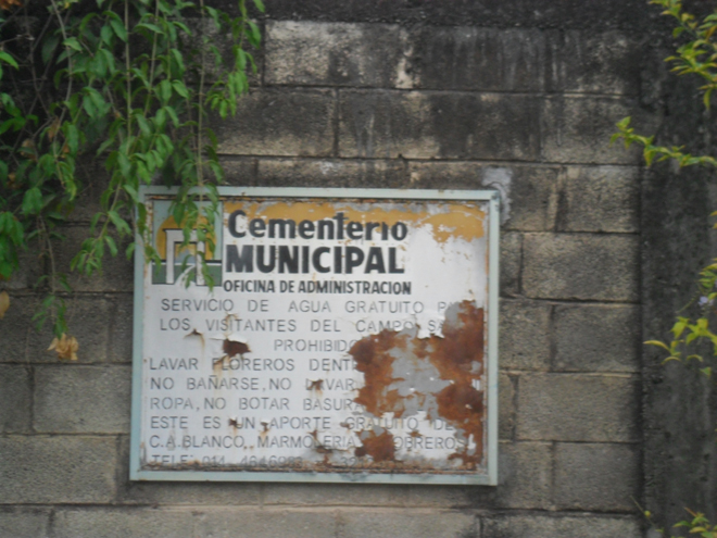 Вход на муниципальное кладбище города Сан-Хуан-де-лос-Моррос