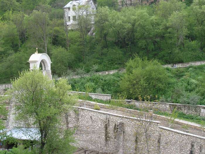 Скалы и здания внизу, фото Анны Косовой