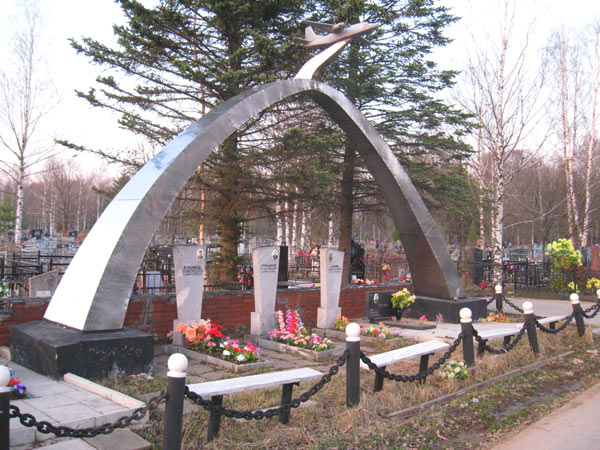 Клинское городское кладбище, могила летчиков, фото Двамала