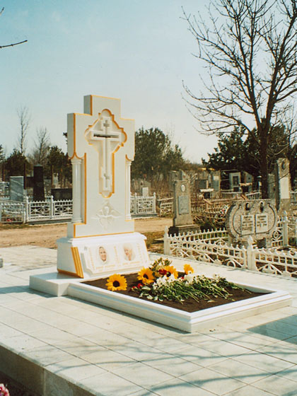 Минводы, Городское кладбище, Красивое надгробие, фото Петра Устинова