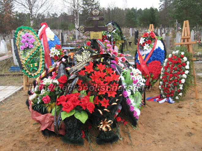 Аллея Славы на старом кладбище Вышнего Волочка, могила В.Гагановой