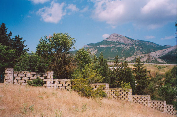Ограда Судакского кладбища, фото Петра Устинова