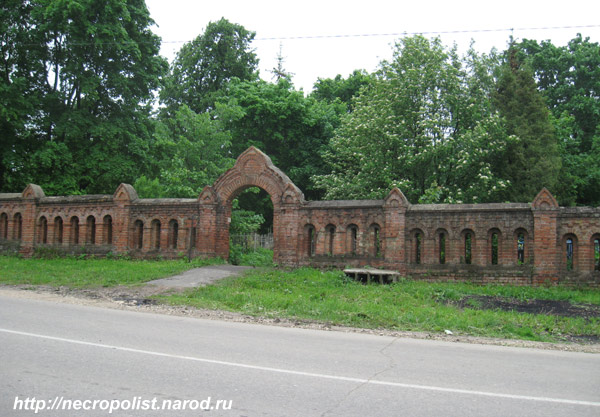 Зарайск. Стена старого городского кладбища