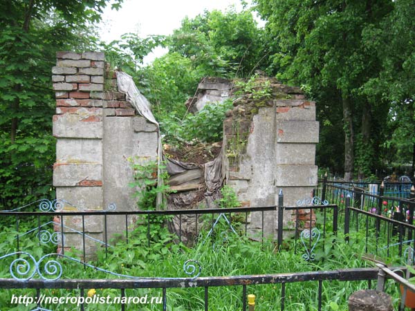 Зарайск. Разрушенный склеп на кладбище