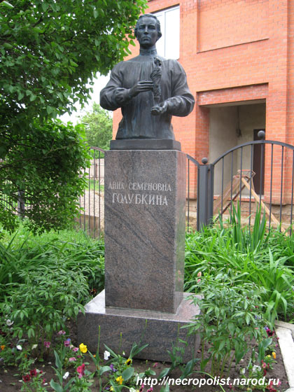 Зарайск. Памятник на территории музея