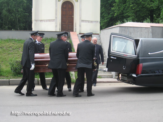 Похороны В.М. Невинного 3.6.09. вынос гроба, фото Двамала