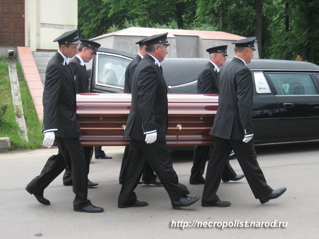 Похороны В.М. Невинного 3.6.09. несут, фото Двамала