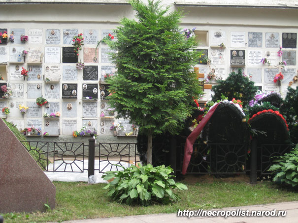 Как выглядит могила разругавшегося перед смертью с дочкой Михаила Пуговкина