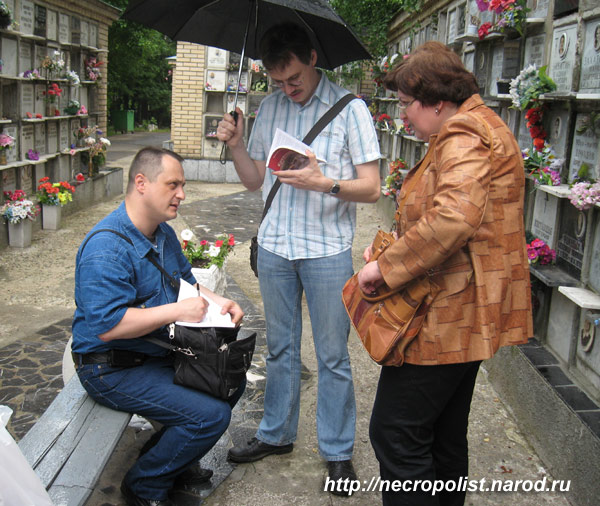 К.Алексеев подписывает дарственные экземпляры своей книги