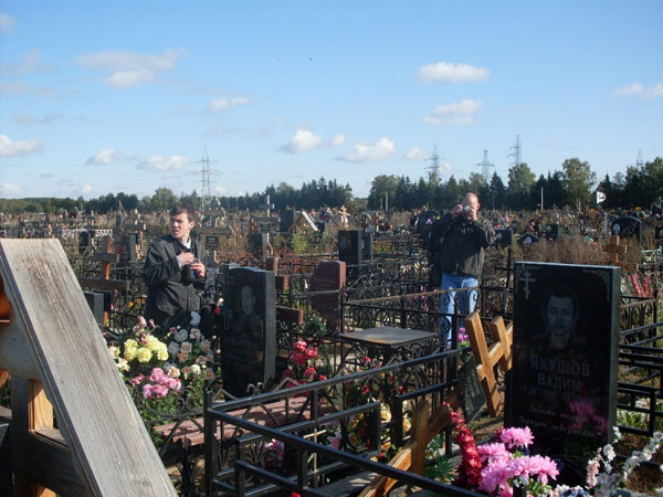 Кладбище 'Ракитки', 3 октября 2009 г., у могилы В.Якушова, фото Анны Косовой