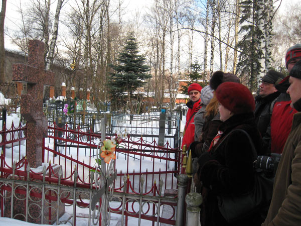 Кузьминское кладбище, на могиле родителей Ю.Лужкова, 6 марта 2010 г.
