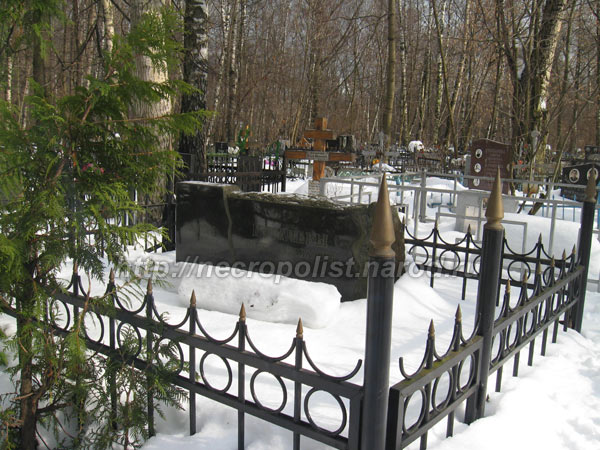 Кузьминское кладбище, могила родителей Аллы Пугачевой, 6 марта 2010 г.