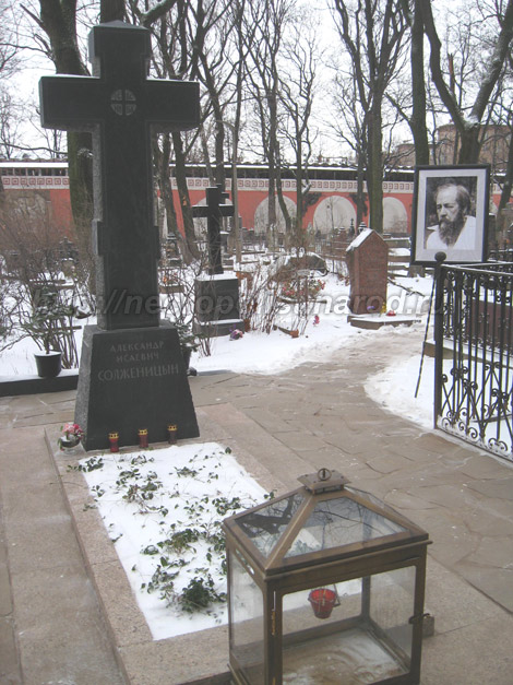 Некрополь Донского монастыря, могила А.И.Солженицына, 4 декабря 2010 г.