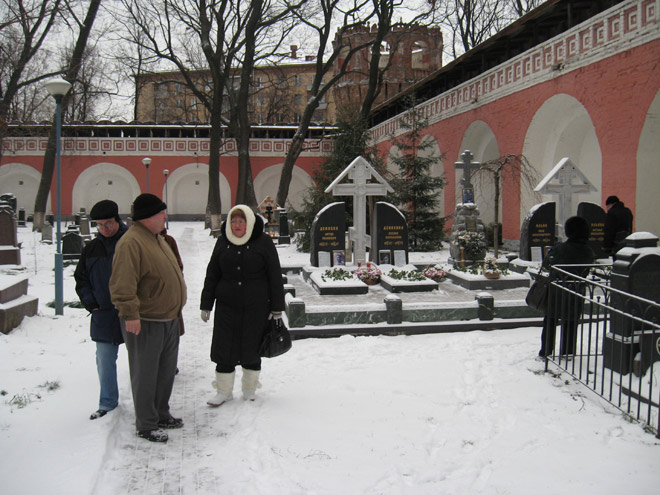 Некрополь Донского монастыря, 4 декабря 2010 г.